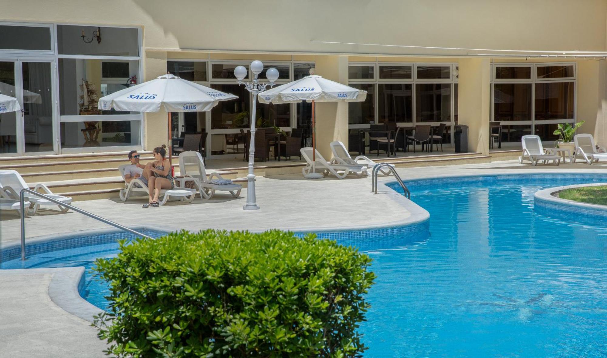 Parque Hotel Jean Clevers Punta del Este Bagian luar foto The pool at the hotel