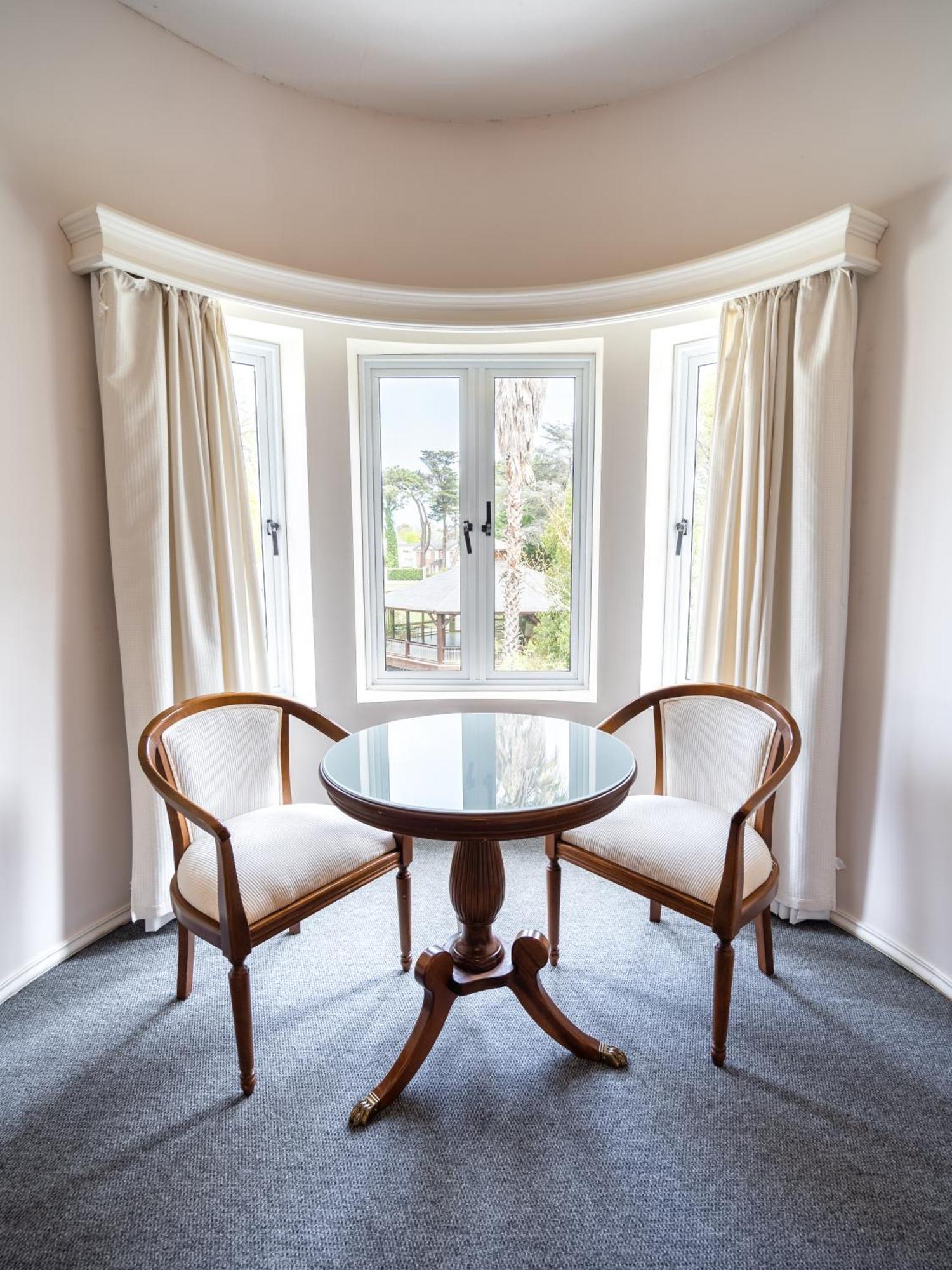 Parque Hotel Jean Clevers Punta del Este Bagian luar foto A window seat with a table and two chairs