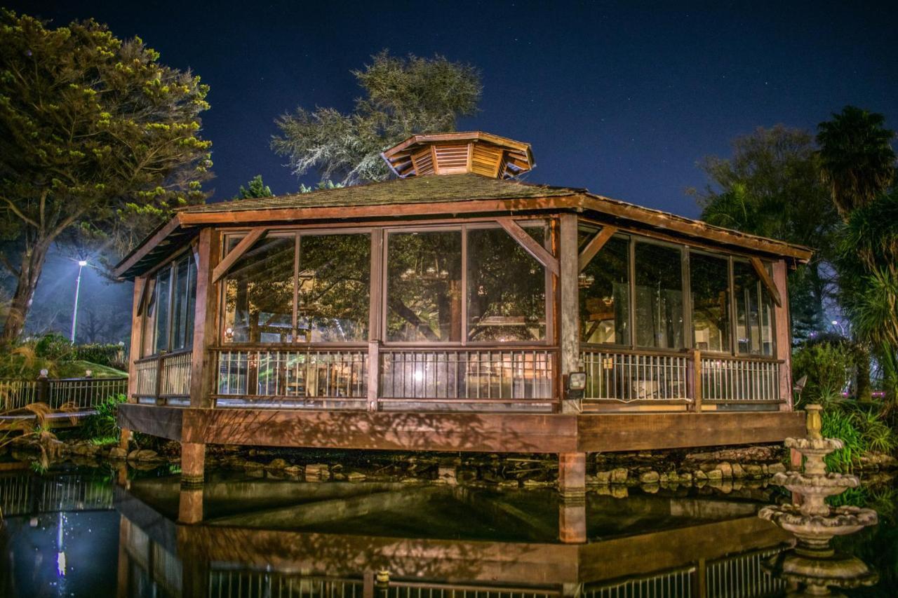 Parque Hotel Jean Clevers Punta del Este Bagian luar foto The gazebo at the center of the pond